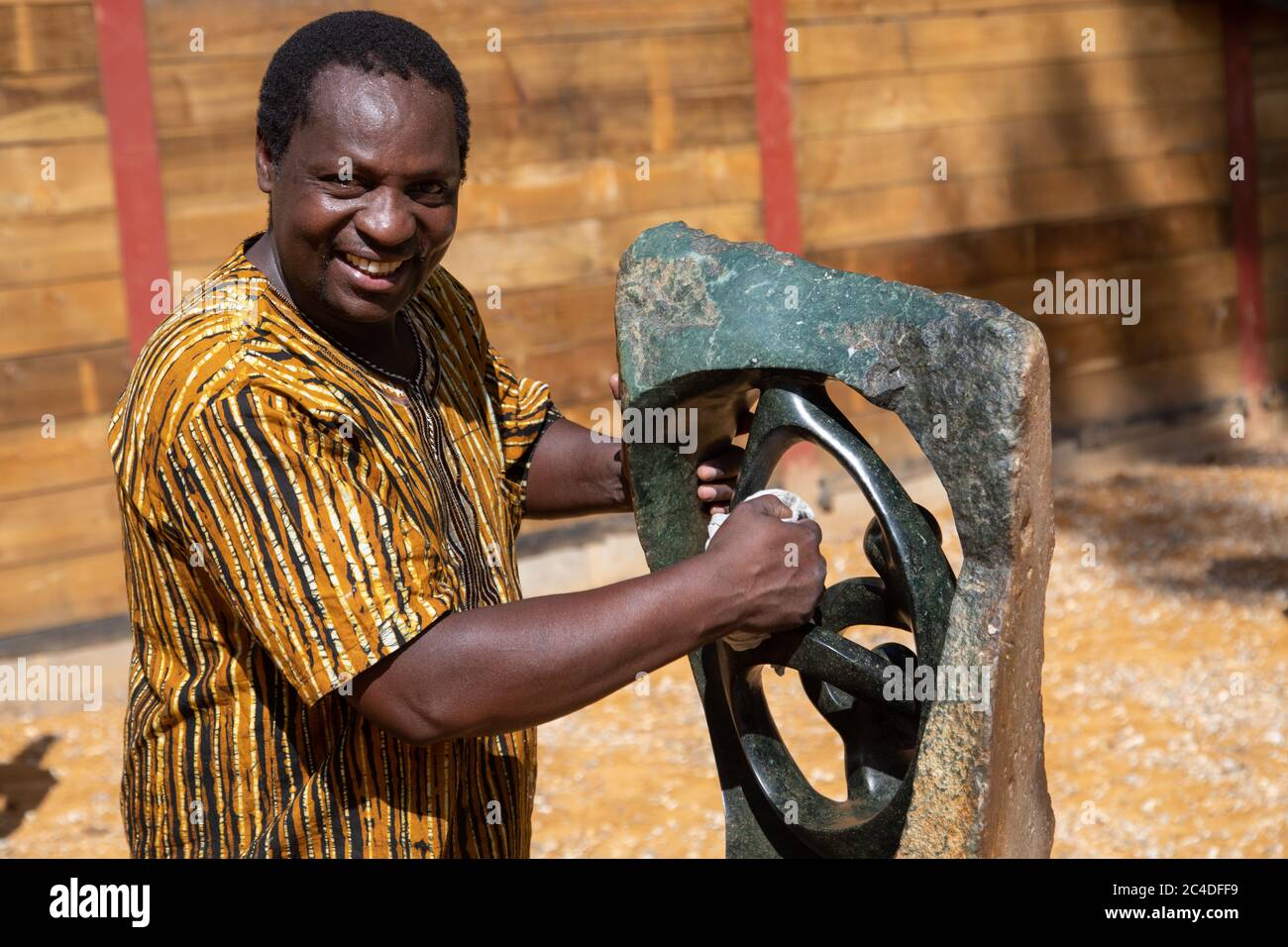 Churt, Surrey, Großbritannien. Juni 2020. Der simbabwische Bildhauer Biggie Chikodzi, der an einem Stück als Summers Place Auctions arbeitet, startet eine Online-Auktion simbabwischer Skulpturen. Simbabwe ist das einzige Land in Afrika, in dem Künstler Skulpturen aus lokalen Steinen machen. Es ist die erste Auktion dieser Art in Großbritannien, die sich ausschließlich auf die künstlerische Produktion dieses afrikanischen Landes konzentriert. Die Preise reichen von £200 bis £40,000. Die Auktion endet am 5. Juli und umfasst Werke von berühmten Bildhauern der ersten Generation bis hin zu jüngeren Künstlern der dritten Generation. Quelle: Andy Sillett/Alamy Live News Stockfoto