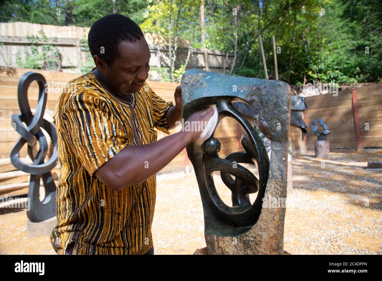 Churt, Surrey, Großbritannien. Juni 2020. Der simbabwische Bildhauer Biggie Chikodzi, der an einem Stück als Summers Place Auctions arbeitet, startet eine Online-Auktion simbabwischer Skulpturen. Simbabwe ist das einzige Land in Afrika, in dem Künstler Skulpturen aus lokalen Steinen machen. Es ist die erste Auktion dieser Art in Großbritannien, die sich ausschließlich auf die künstlerische Produktion dieses afrikanischen Landes konzentriert. Die Preise reichen von £200 bis £40,000. Die Auktion endet am 5. Juli und umfasst Werke von berühmten Bildhauern der ersten Generation bis hin zu jüngeren Künstlern der dritten Generation. Quelle: Andy Sillett/Alamy Live News Stockfoto
