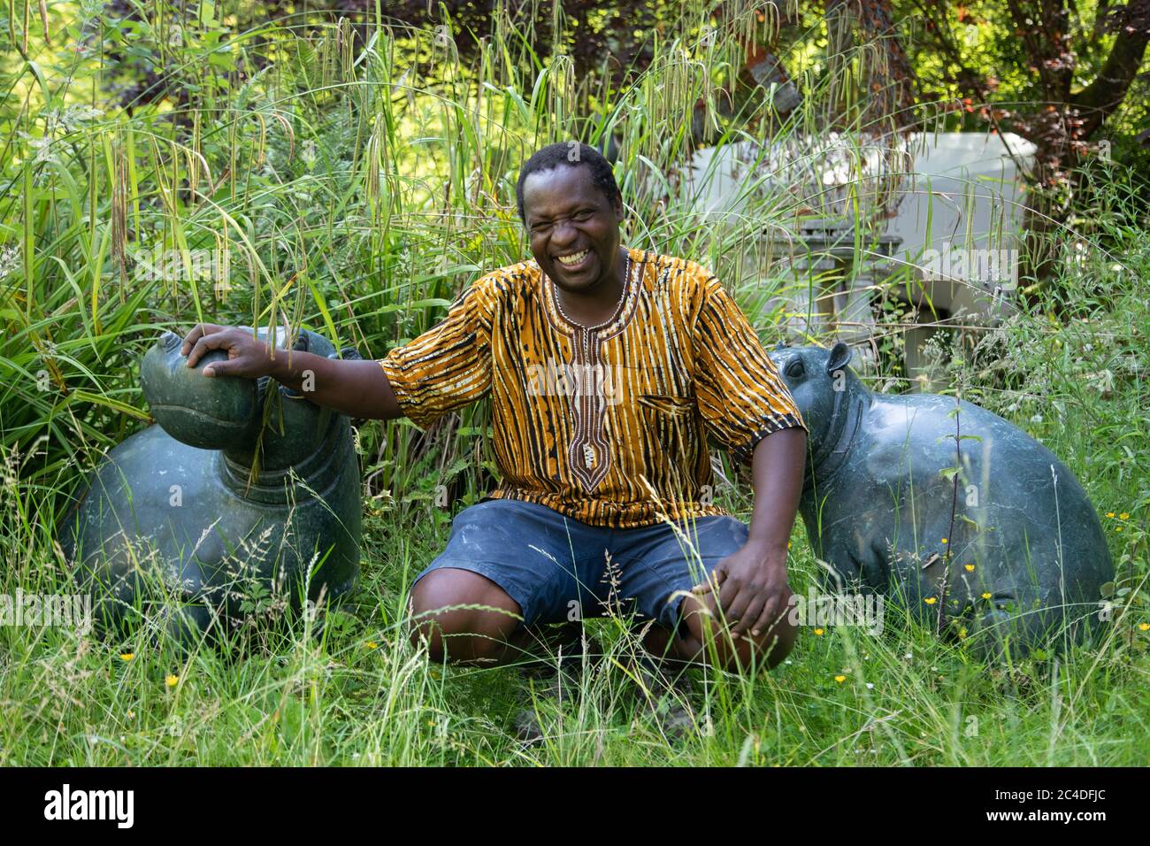 Churt, Surrey, Großbritannien. Juni 2020. Der simbabwische Bildhauer Biggie Chikodzi, der an einem Stück als Summers Place Auctions arbeitet, startet eine Online-Auktion simbabwischer Skulpturen. Simbabwe ist das einzige Land in Afrika, in dem Künstler Skulpturen aus lokalen Steinen machen. Es ist die erste Auktion dieser Art in Großbritannien, die sich ausschließlich auf die künstlerische Produktion dieses afrikanischen Landes konzentriert. Die Preise reichen von £200 bis £40,000. Die Auktion endet am 5. Juli und umfasst Werke von berühmten Bildhauern der ersten Generation bis hin zu jüngeren Künstlern der dritten Generation. Quelle: Andy Sillett/Alamy Live News Stockfoto