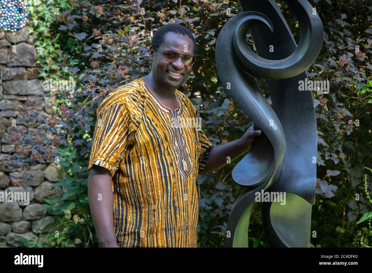 Churt, Surrey, Großbritannien. Juni 2020. Der simbabwische Bildhauer Biggie Chikodzi, der an einem Stück als Summers Place Auctions arbeitet, startet eine Online-Auktion simbabwischer Skulpturen. Simbabwe ist das einzige Land in Afrika, in dem Künstler Skulpturen aus lokalen Steinen machen. Es ist die erste Auktion dieser Art in Großbritannien, die sich ausschließlich auf die künstlerische Produktion dieses afrikanischen Landes konzentriert. Die Preise reichen von £200 bis £40,000. Die Auktion endet am 5. Juli und umfasst Werke von berühmten Bildhauern der ersten Generation bis hin zu jüngeren Künstlern der dritten Generation. Quelle: Andy Sillett/Alamy Live News Stockfoto