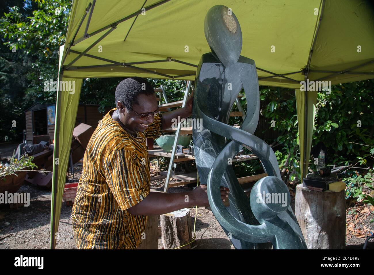 Churt, Surrey, Großbritannien. Juni 2020. Der simbabwische Bildhauer Biggie Chikodzi, der an einem Stück als Summers Place Auctions arbeitet, startet eine Online-Auktion simbabwischer Skulpturen. Simbabwe ist das einzige Land in Afrika, in dem Künstler Skulpturen aus lokalen Steinen machen. Es ist die erste Auktion dieser Art in Großbritannien, die sich ausschließlich auf die künstlerische Produktion dieses afrikanischen Landes konzentriert. Die Preise reichen von £200 bis £40,000. Die Auktion endet am 5. Juli und umfasst Werke von berühmten Bildhauern der ersten Generation bis hin zu jüngeren Künstlern der dritten Generation. Quelle: Andy Sillett/Alamy Live News Stockfoto