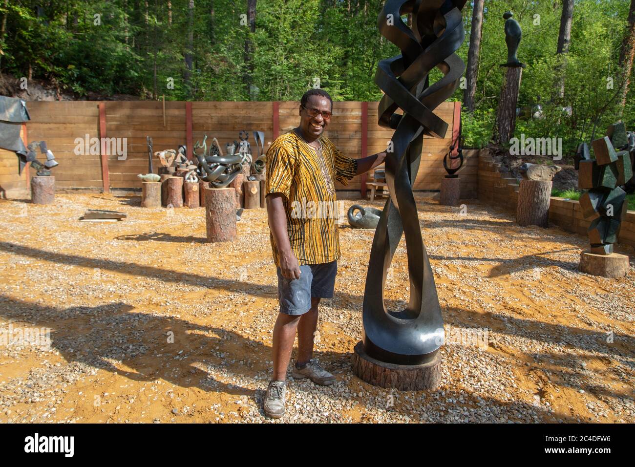 Churt, Surrey, Großbritannien. Juni 2020. Der simbabwische Bildhauer Biggie Chikodzi, der an einem Stück als Summers Place Auctions arbeitet, startet eine Online-Auktion simbabwischer Skulpturen. Simbabwe ist das einzige Land in Afrika, in dem Künstler Skulpturen aus lokalen Steinen machen. Es ist die erste Auktion dieser Art in Großbritannien, die sich ausschließlich auf die künstlerische Produktion dieses afrikanischen Landes konzentriert. Die Preise reichen von £200 bis £40,000. Die Auktion endet am 5. Juli und umfasst Werke von berühmten Bildhauern der ersten Generation bis hin zu jüngeren Künstlern der dritten Generation. Quelle: Andy Sillett/Alamy Live News Stockfoto