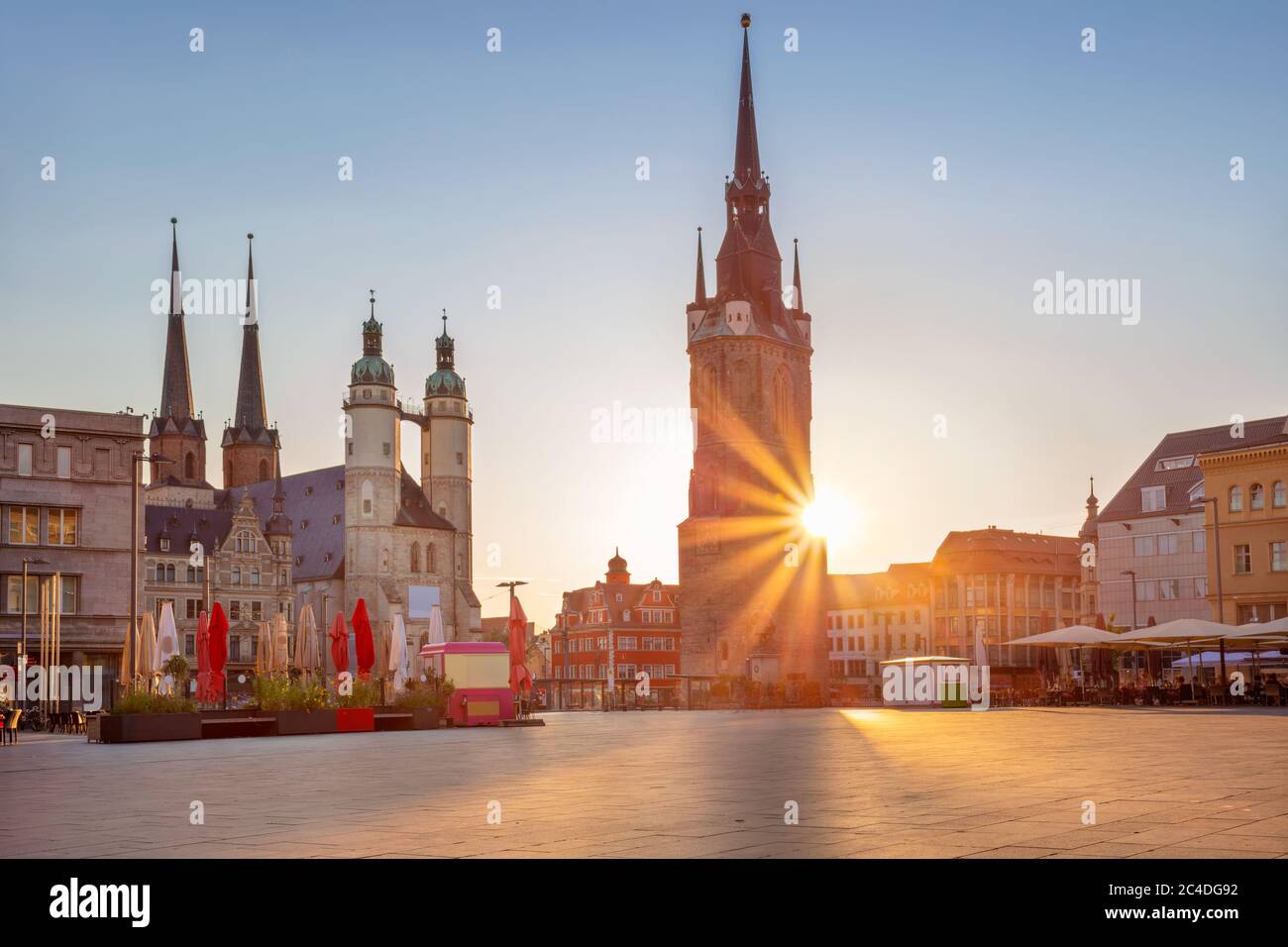 Halle, Deutschland. Stadtbild der historischen Innenstadt von Halle (Saale) mit dem Roten Turm und dem Marktplatz während des schönen Sommeruntergangs. Stockfoto