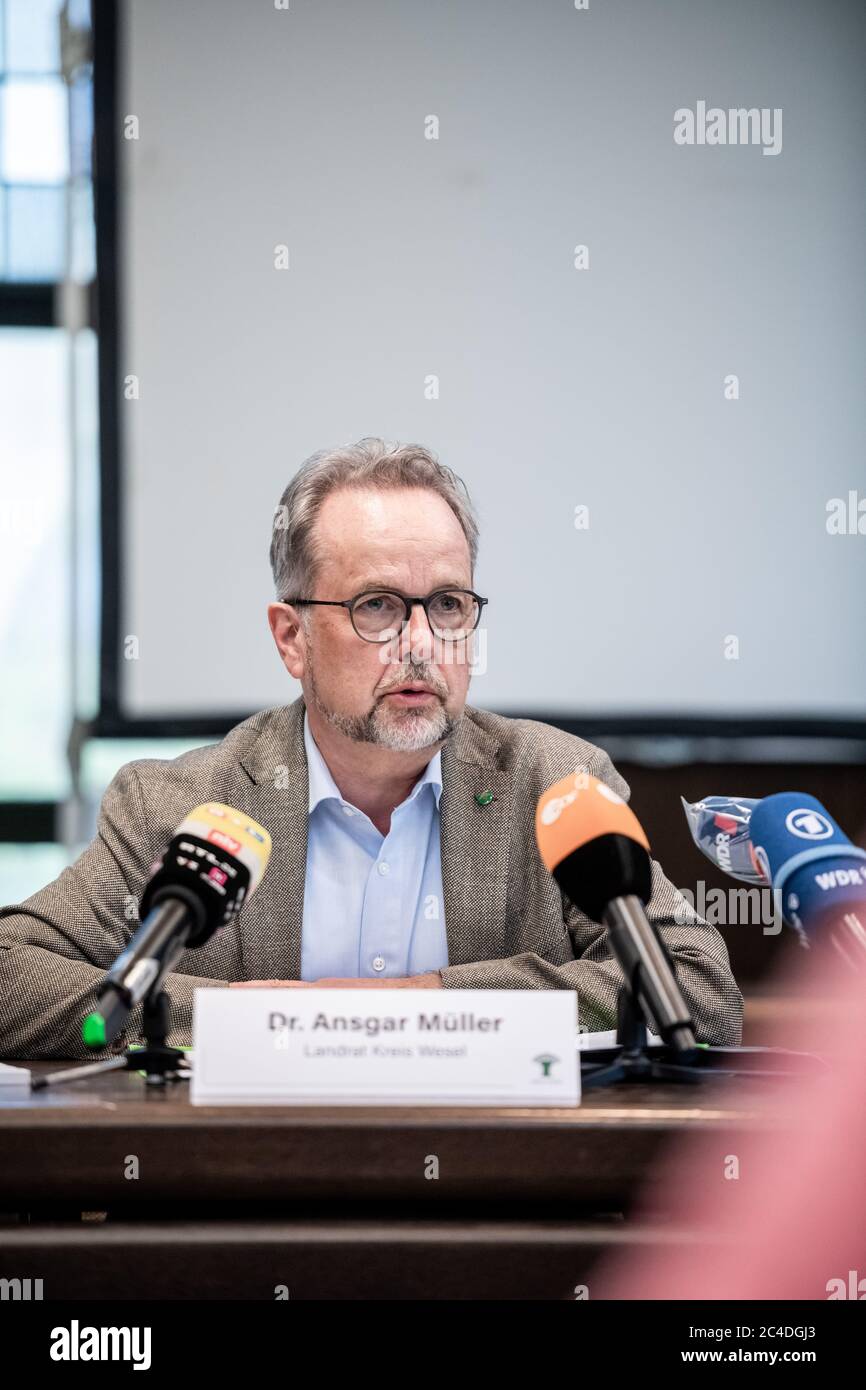 26. Juni 2020, Nordrhein-Westfalen, Wesel: Ansgar Müller, Landrat des Kreises Wesel, spricht bei einer Pressekonferenz zum Ausbruch der Korona im Kreis Wesel. Am 24.06.2020 wurde bekannt, dass Mitarbeiter der Öztas Dönerfleischproduktion positiv auf das Coronavirus getestet wurden. Am 25.06.2020 stieg die Zahl der auf das Corona-Virus positiv getesteten Mitarbeiter auf 79. Der Döner Fleischproduzent hat 275 Mitarbeiter. Am 26.06.2020 soll die Verarbeitung des restlichen Rohfleisches in der Dönerfleischanlage abgeschlossen werden. "Danach wird die Anlage zunächst komplett geschlossen", erklärte der d Stockfoto