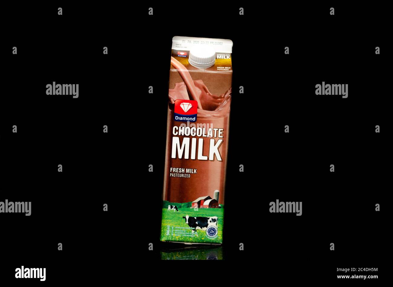 Nahaufnahme einer gekippten Schokoladenmilchdose aus der Marke Diamond isoliert auf schwarzem Hintergrund Stockfoto