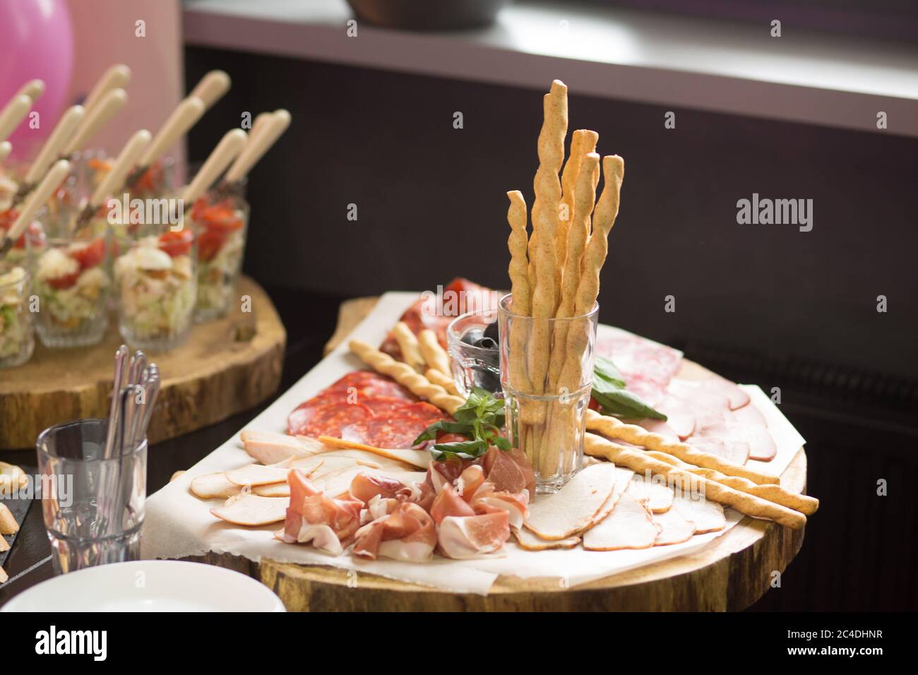 Brotstangen mit Fleischaufschnitt. Urlaub oder Veranstaltung behandelt. Catering Food Konzept Stockfoto