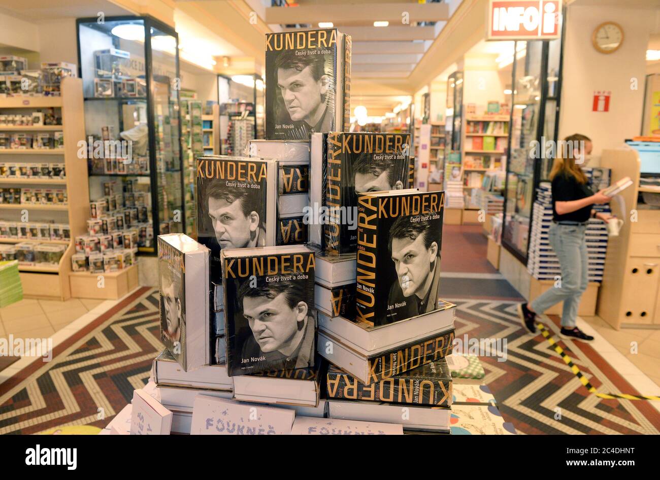 Eine neue literarische Biographie des in Frankreich lebenden tschechischen Schriftstellers Milan Kundera mit dem Titel Kundera: The Czech Life and Times, von Jan Novak in der Buchhandlung Luxor in Prag, Tschechische Republik, 26. Juni 2020. Novak arbeitete vier Jahre lang an dem biografischen Roman und zog das Material für sein Buch aus vielen öffentlich zugänglichen Quellen, darunter aus den Archiven der ehemaligen kommunistischen Geheimpolizei STB. Kundera wurde 1929 in Brünn geboren und lebt seit 1975 in Frankreich. Er machte seine Spuren als Schriftsteller nicht nur in der ehemaligen Tschechoslowakei (der Witz), sondern auch in der Emigration, wo er schrieb solche Romane wie die unerträglichen Stockfoto