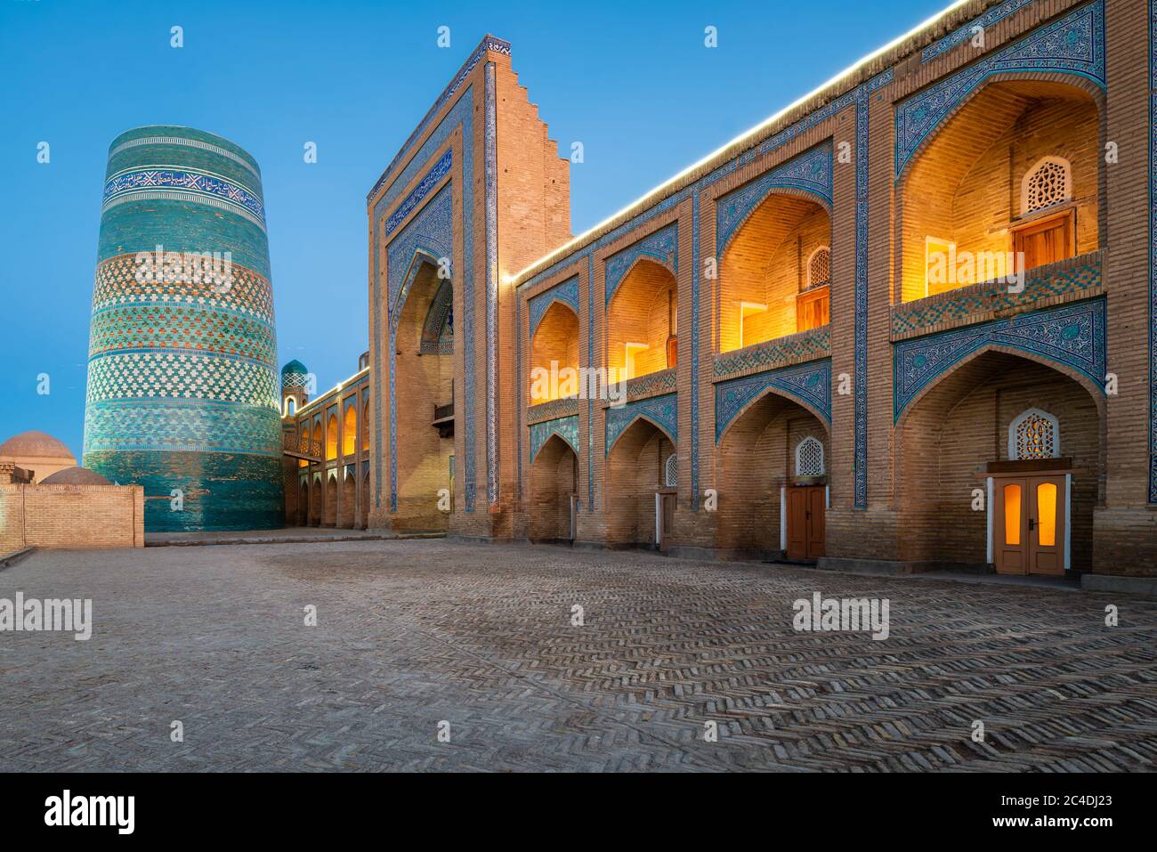 Chiwa, Usbekistan, Antike Denkmäler von Chiwa der architektonischen Perle auf der Seidenstraße, Minarett von Kalta Minor bei Nacht Stockfoto