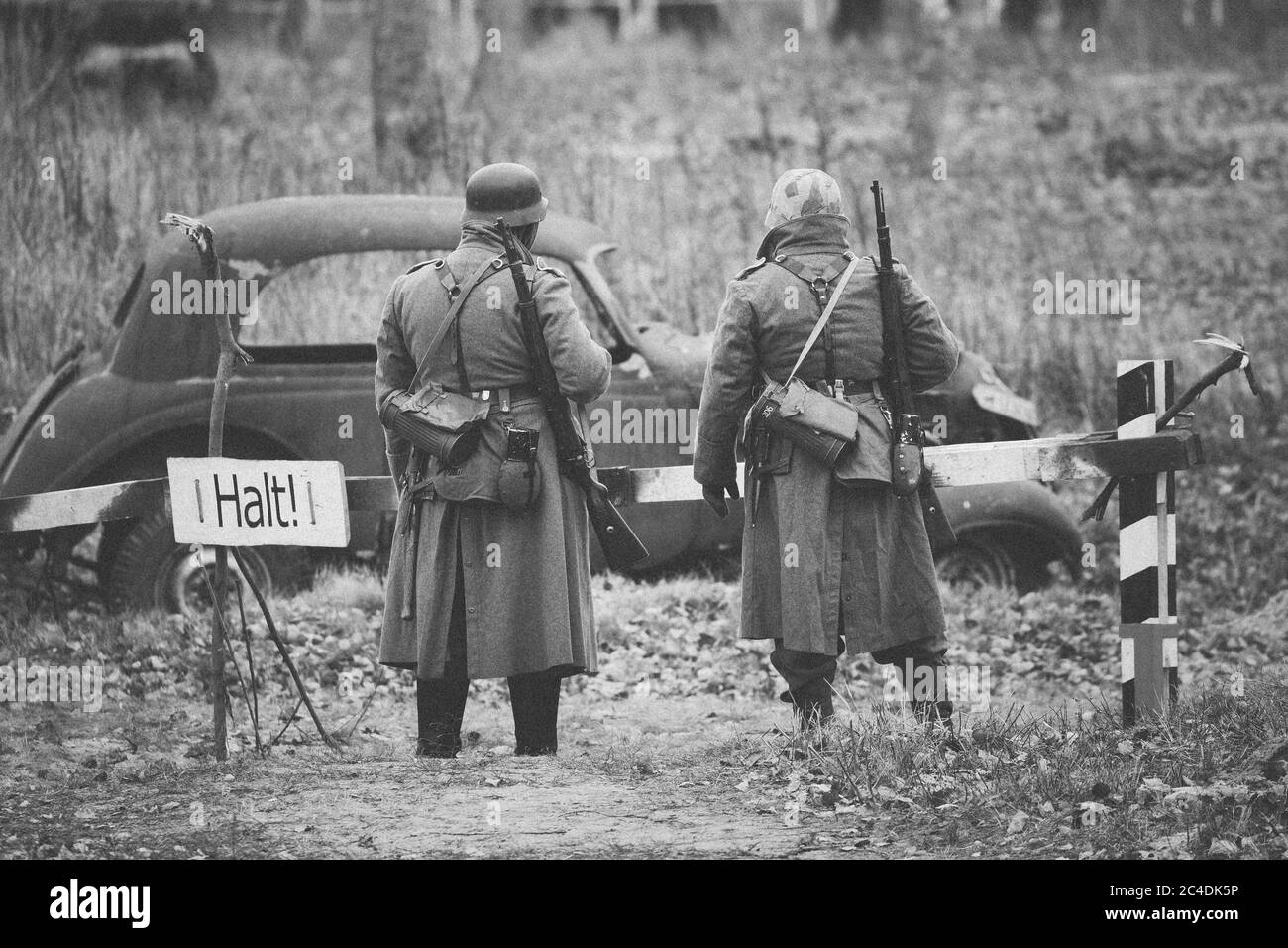 Nicht identifizierte Re-enactors als deutsche Infanterie Wehrmacht Soldat im Zweiten Weltkrieg gekleidet sind auf Patrouille im Herbst Feld. Stockfoto