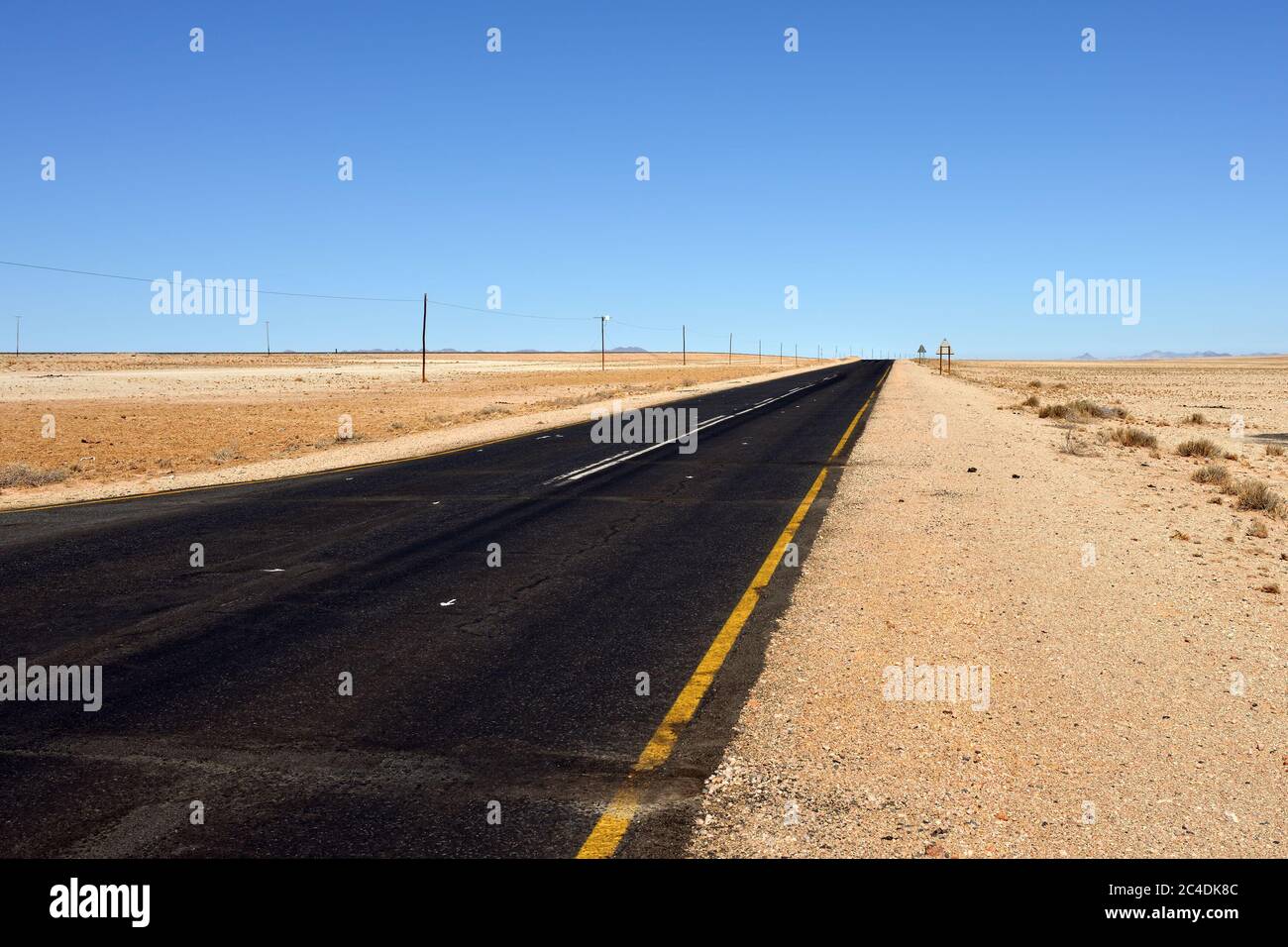 Eine neu geteerte Straße in der Namib Wüste, Namibia, Afrika Stockfoto