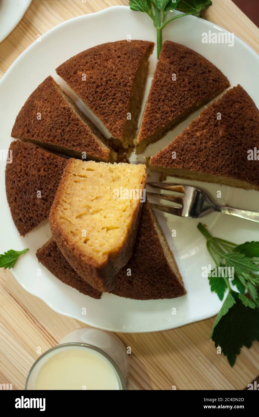 Geschnittener biskuitkuchen -Fotos und -Bildmaterial in hoher Auflösung ...