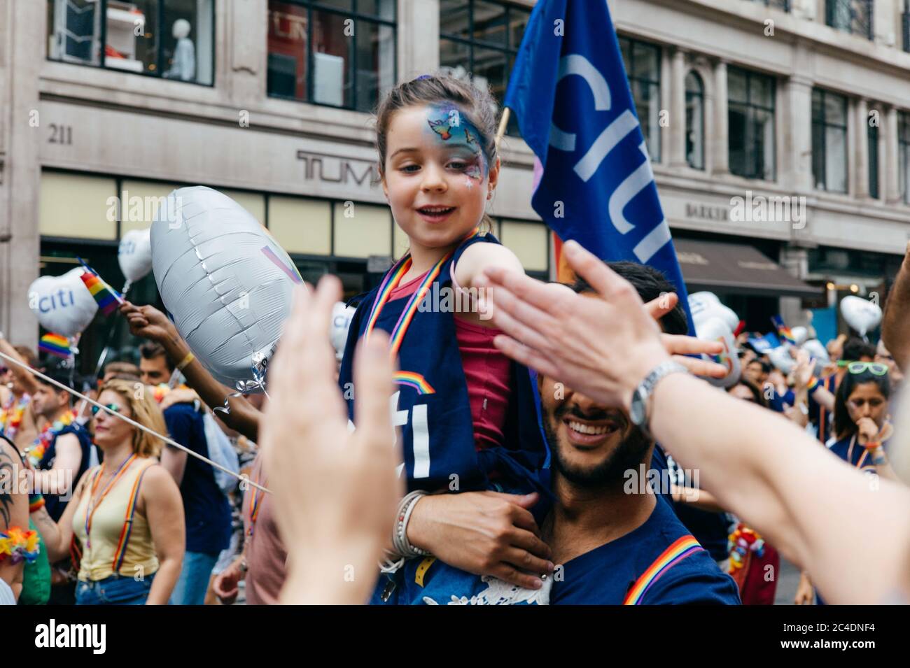 LONDON, GROSSBRITANNIEN - 06. Jul 2019: Großbritannien, 2019. Juli, London. Die Teilnehmer versammeln sich zur London Gay Pride Parade 2019, die den Bus hinunterfährt Stockfoto