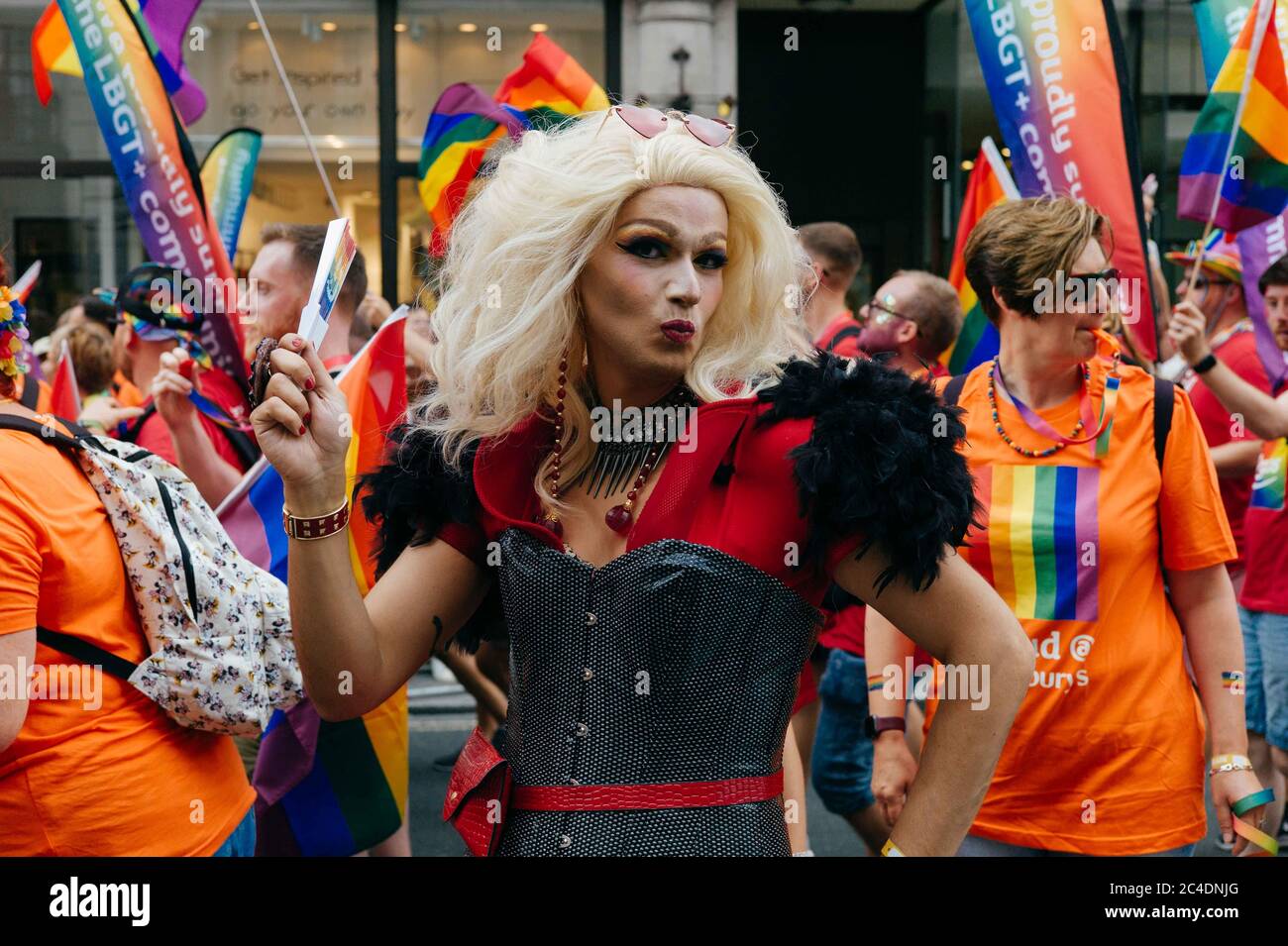 LONDON, GROSSBRITANNIEN - 06. Jul 2019: Großbritannien, 2019. Juli, London. Die Teilnehmer versammeln sich zur London Gay Pride Parade 2019, die den Bus hinunterfährt Stockfoto