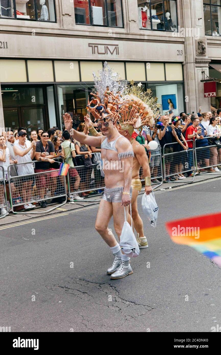 LONDON, GROSSBRITANNIEN - 06. Jul 2019: Großbritannien, 2019. Juli, London. Die Teilnehmer versammeln sich zur London Gay Pride Parade 2019, die den Bus hinunterfährt Stockfoto