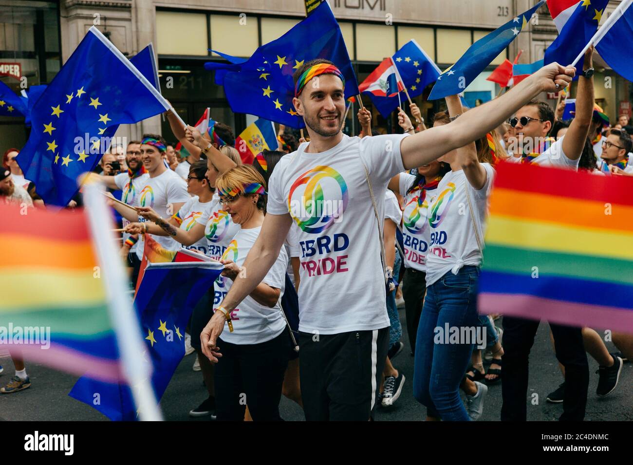 LONDON, GROSSBRITANNIEN - 06. Jul 2019: Großbritannien, 2019. Juli, London. Die Teilnehmer versammeln sich zur London Gay Pride Parade 2019, die den Bus hinunterfährt Stockfoto