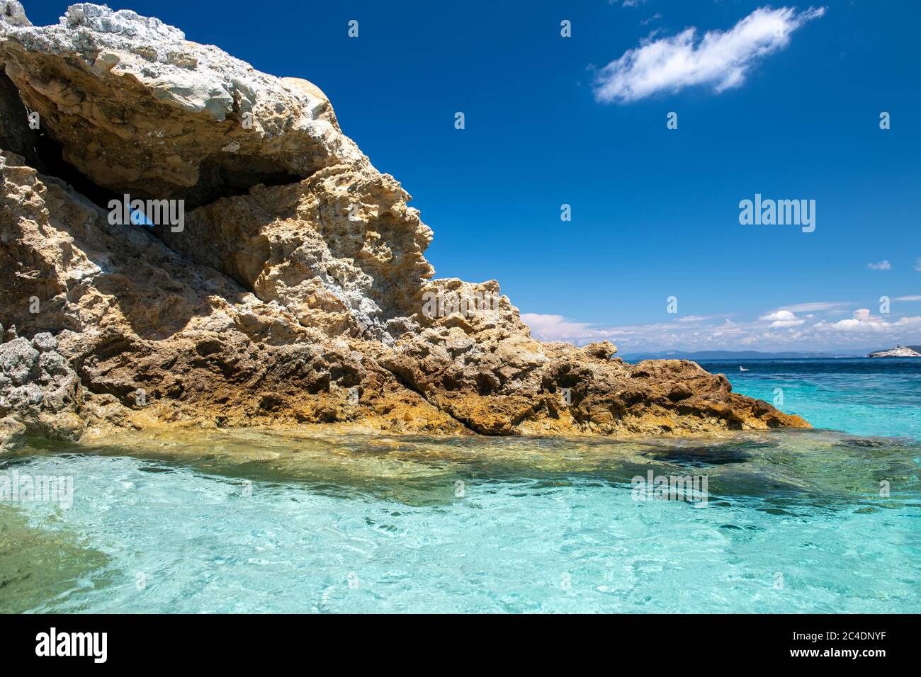 Erstaunliche Felsen über dem kristallklaren Wasser auf der Insel Elba, Italien. Stockfoto