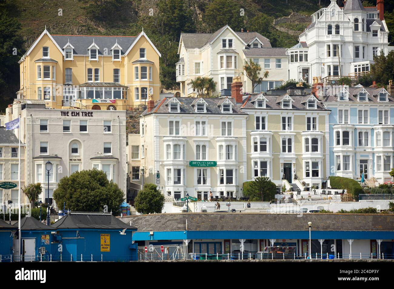 Llandudno, Nordwales, Strandpromenade gestrichen Hotels in den Hügeln Stockfoto