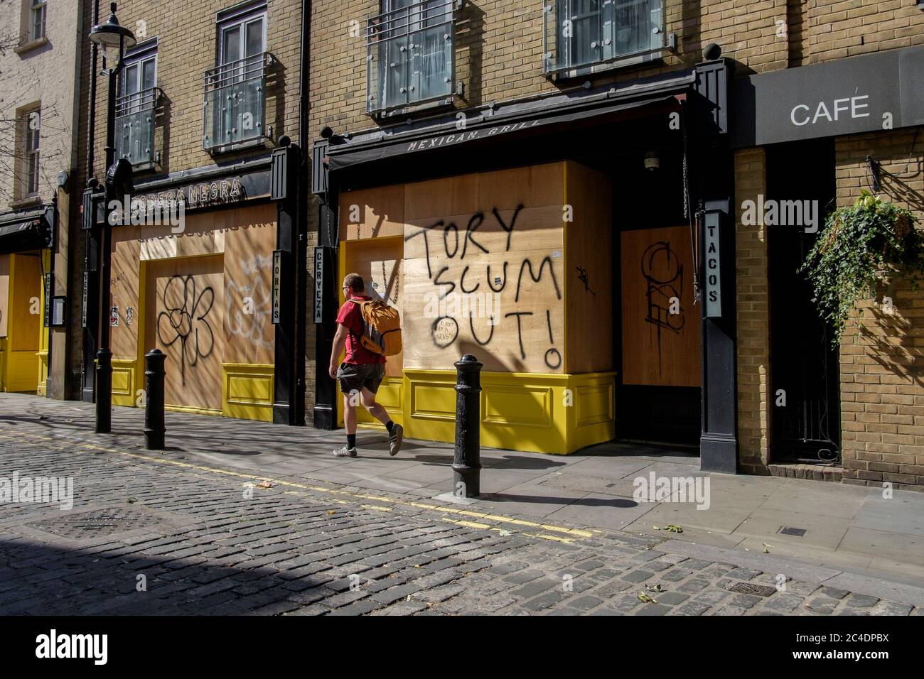 Anti-britische Regierung Graffiti auf Restaurant, das während der Covid-19-Sperre, Soho, London, Großbritannien, vertauft wurde. Stockfoto