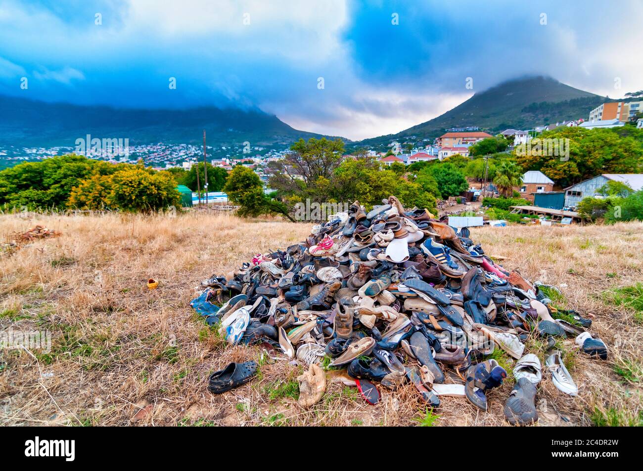 Haufen ausrangierte Schuhe in der Nähe von Schotsche Kloof, Kapstadt, Südafrika Stockfoto