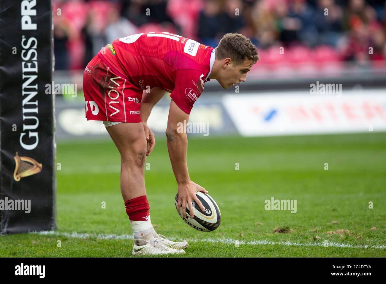 Parc y Scarlets, Llanelli, Wales, Großbritannien. Samstag, 13. April 2019. Scarlets Scrum Half Kieran Hardy versucht es im Guinness Pro14 Match zwischen den beiden Stockfoto