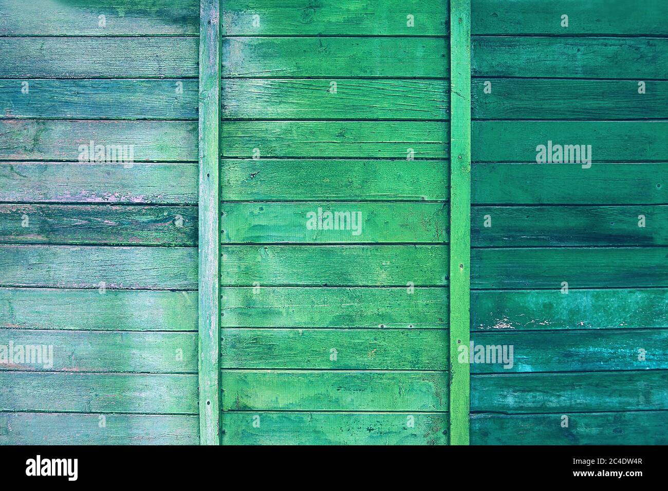 Grün grungy Holzbrett Paneele Hintergrund, dekorative verwitterte Hauswand Stockfoto
