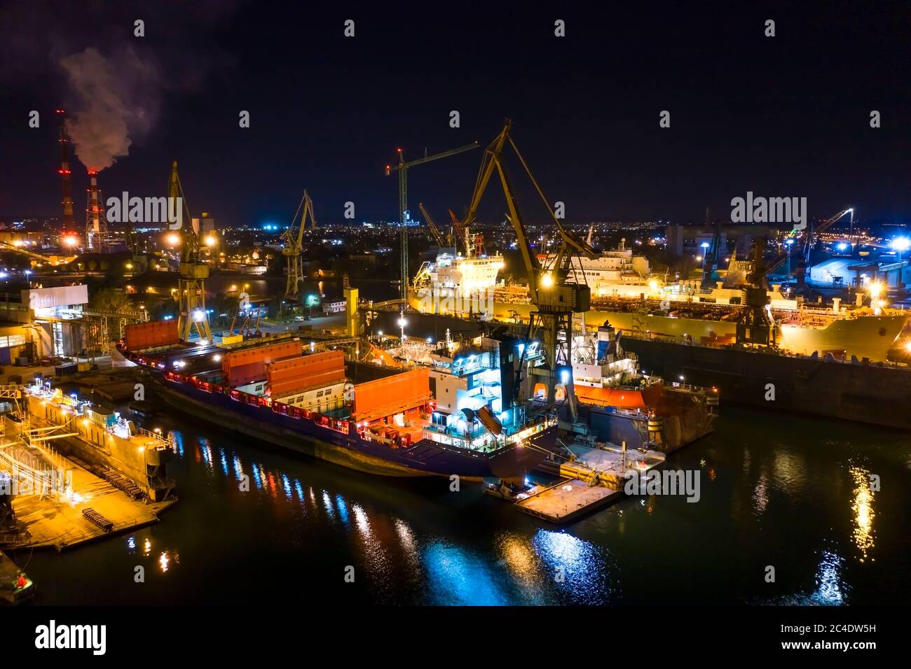 Drohne Nacht Panorama Schiffe in trockenen Docks in Danzig Polen Werft Stockfoto