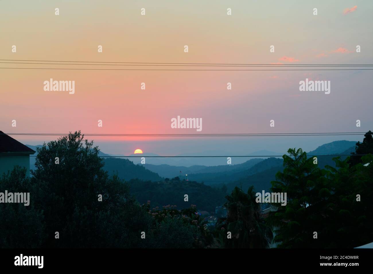 Wunderschöne Aussicht auf den Sonnenuntergang über den Bergen in Fethiye, Türkei Stockfoto