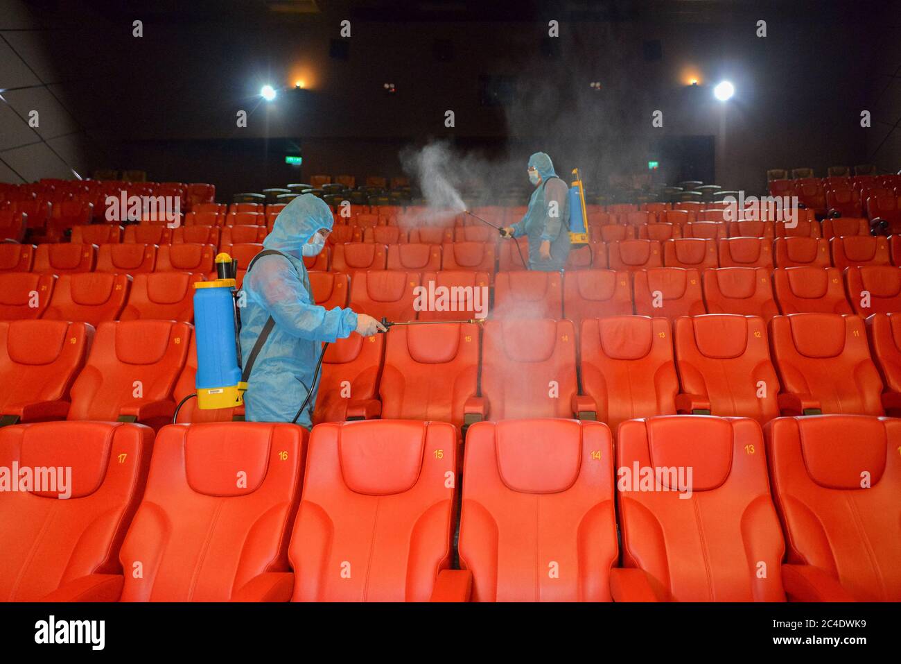 Kuala Lumpur, Malaysia. Juni 2020. Mitarbeiter desinfizieren die Sitze zur Vorbereitung auf die Wiedereröffnung der Kinos in Kuala Lumpur, Malaysia, 26. Juni 2020. Die malaysische Regierung hat Kinos und Theatern erlaubt, den Betrieb am 1. Juli wieder aufzunehmen. Quelle: Chong Voon Chung/Xinhua/Alamy Live News Stockfoto