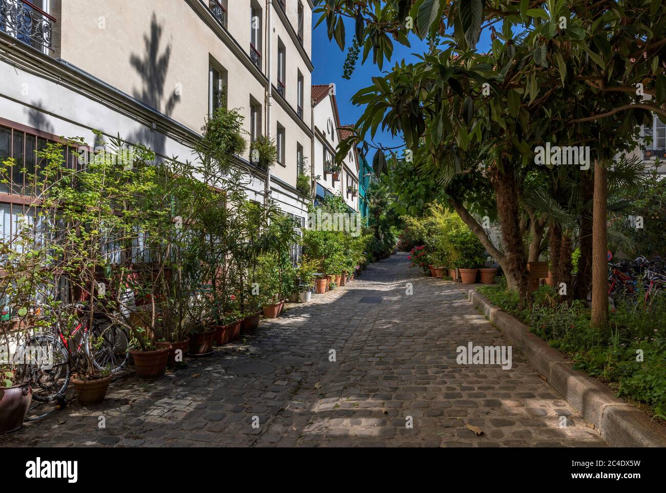 Paris, Frankreich - 24. Juni 2020: Die Figuier Straße mit ihrer Vegetation im 11. Bezirk von Paris Stockfoto