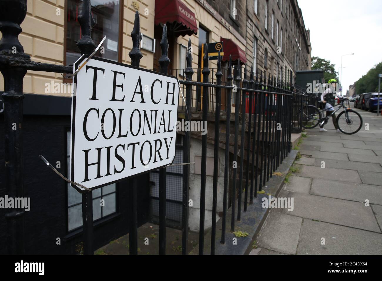 Ein nachahmtes Straßenschild mit der Aufschrift "Teach Colonial History", das in der Dundas Street, Edinburgh, im Gefolge der Proteste in ganz Großbritannien errichtet wurde. Stockfoto