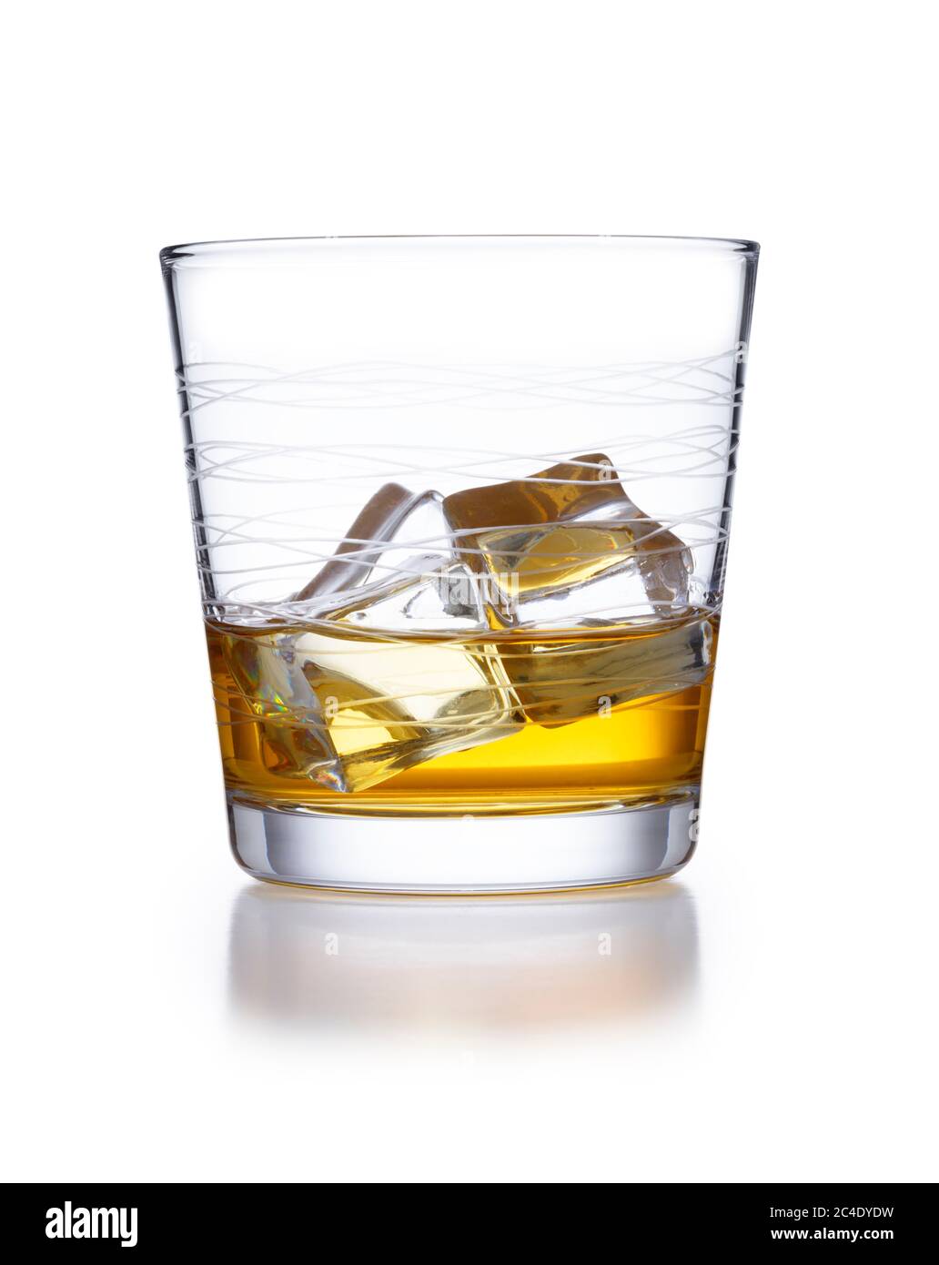 Ein isoliertes, kunstvolles Glas Whisky und Eis im Tumbler-Stil, auf Weiß mit einer leichten Reflexion geschossen Stockfoto