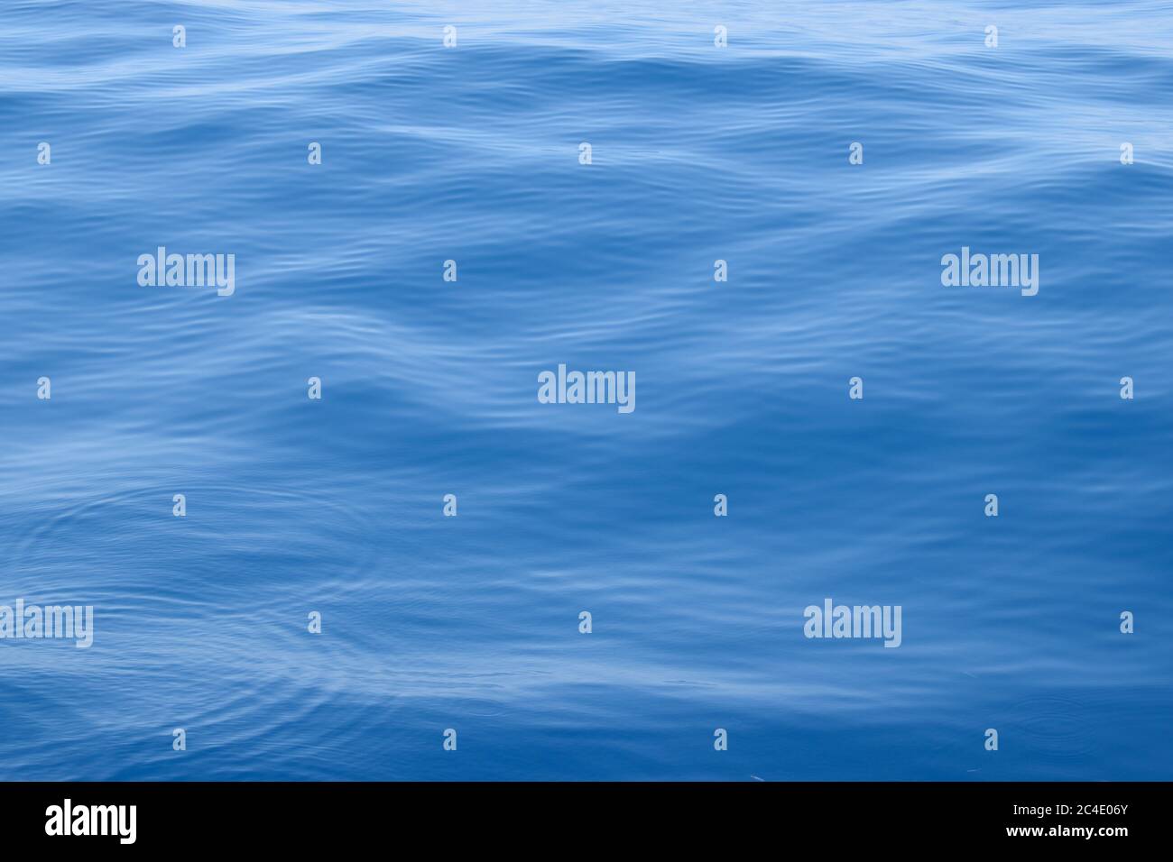Glatte, leuchtend blaue Oberfläche des Meeres Stockfoto