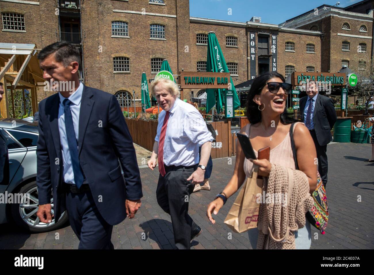 Premierminister Boris Johnson (Mitte) bei einem Besuch im Pizza Pilgrims Restaurant in Ost-London, um zu sehen, wie sie ihr Geschäft bereit machen, es wieder zu eröffnen und sich an COVID-sichere Richtlinien anzupassen, da weitere Beschränkungen für die Sperrung von Coronaviren in England aufgehoben werden. Stockfoto