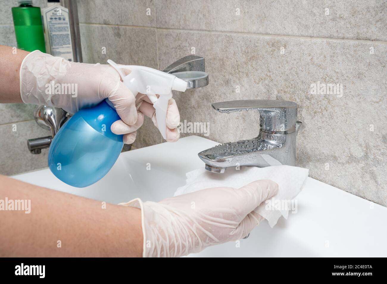 Desinfektion des Badezimmers. Reinigung und Desinfektion von Wasserhähnen. Prävention von Coronavirus-Infektion. Stockfoto