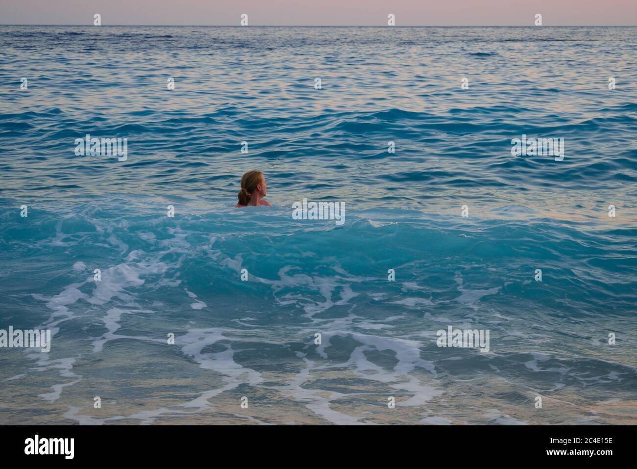 Junger Mann, der abends in Oludeniz, Türkei, schwimmen geht Stockfoto