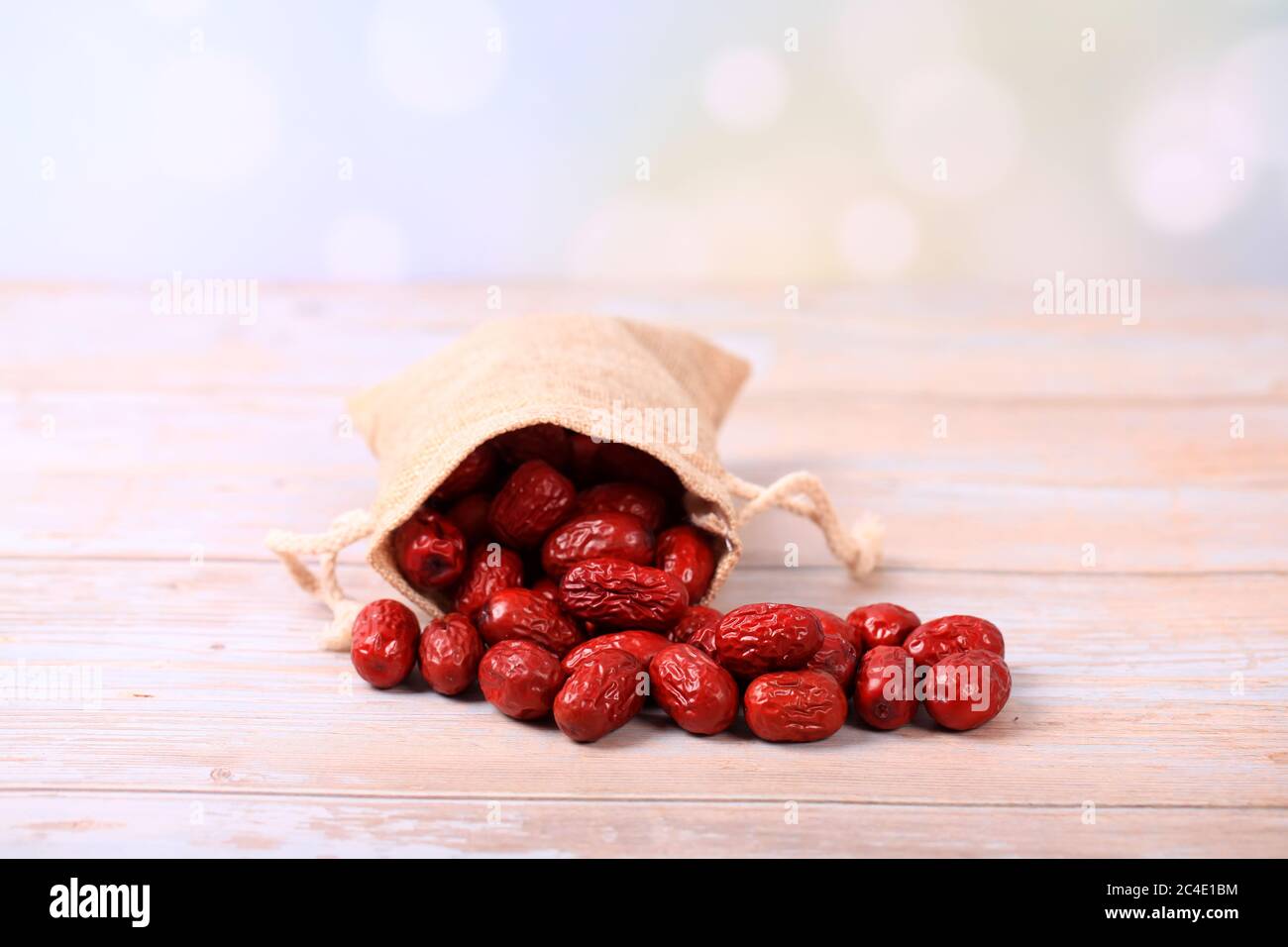 Roter Jujube, frische rote Datteln stehen auf dem Tisch Stockfoto