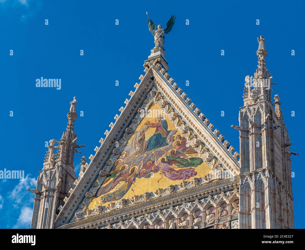 Dreieckiger Außengiebel der Kathedrale von Siena vor einem blauen Himmel. Siena. Italien. Stockfoto