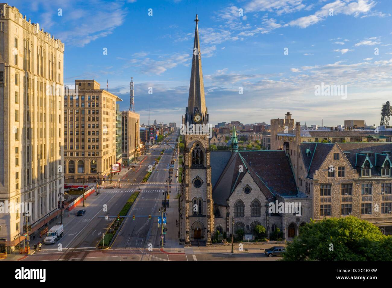 Detroit, Michigan - Central United Methodist Church in der Innenstadt von Detroit, Blick nach Norden entlang Woodward Avenue. Stockfoto