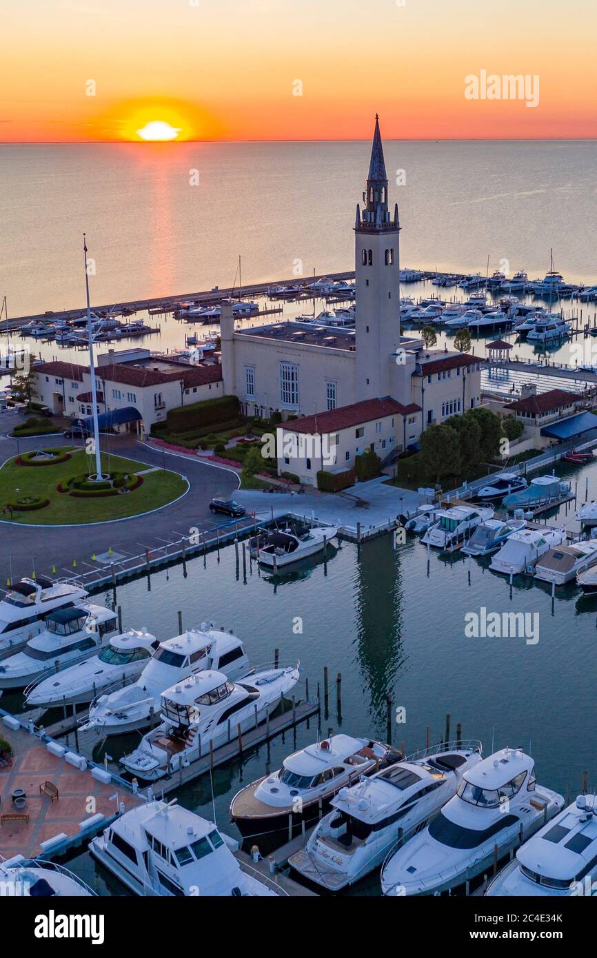 Große Pointe Shores, Michigan - der Grosse Pointe Yacht Club am Lake St. Clair, bei Sonnenaufgang. Stockfoto