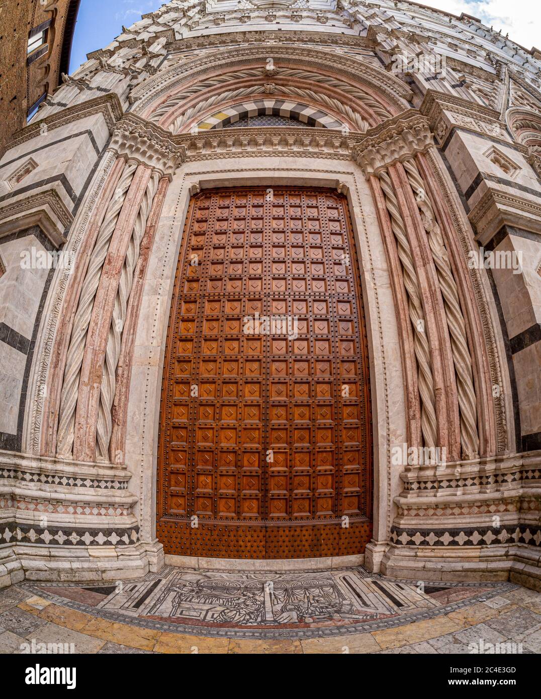 Außeneingang zum Baptisterium des Hl. Johannes, Teil der Kathedrale von Siena. Siena. Italien. Stockfoto