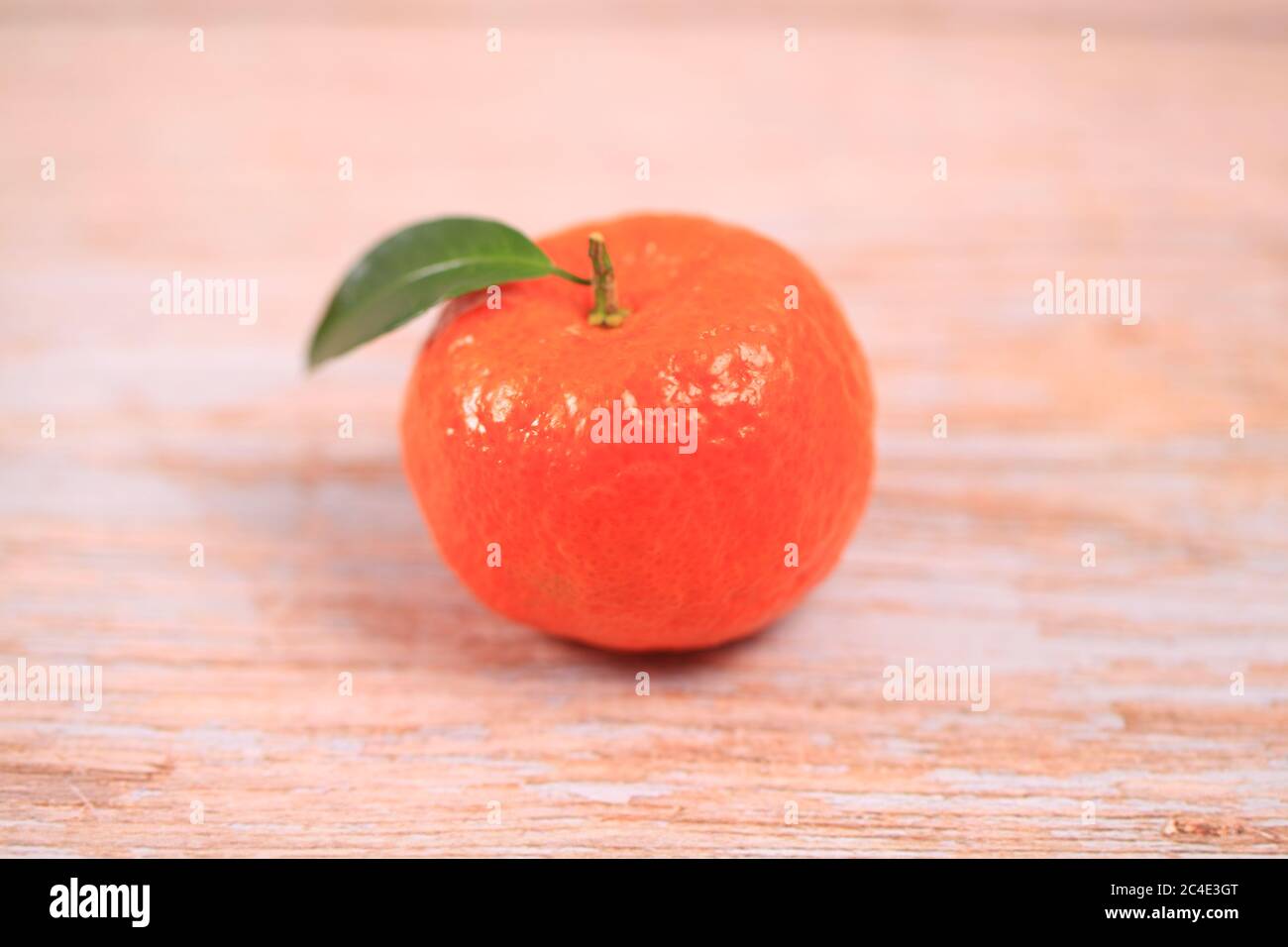 Die frischen Orangen stehen auf dem Tisch Stockfoto