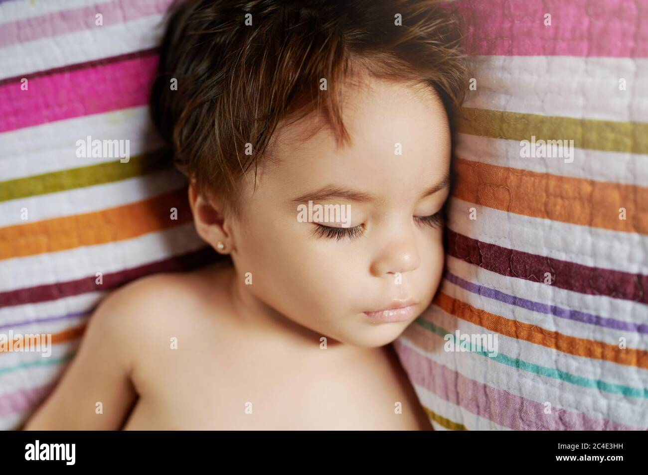 Baby Mädchen unter Nickerchen auf bunten weichen Decke Nahaufnahme Stockfoto
