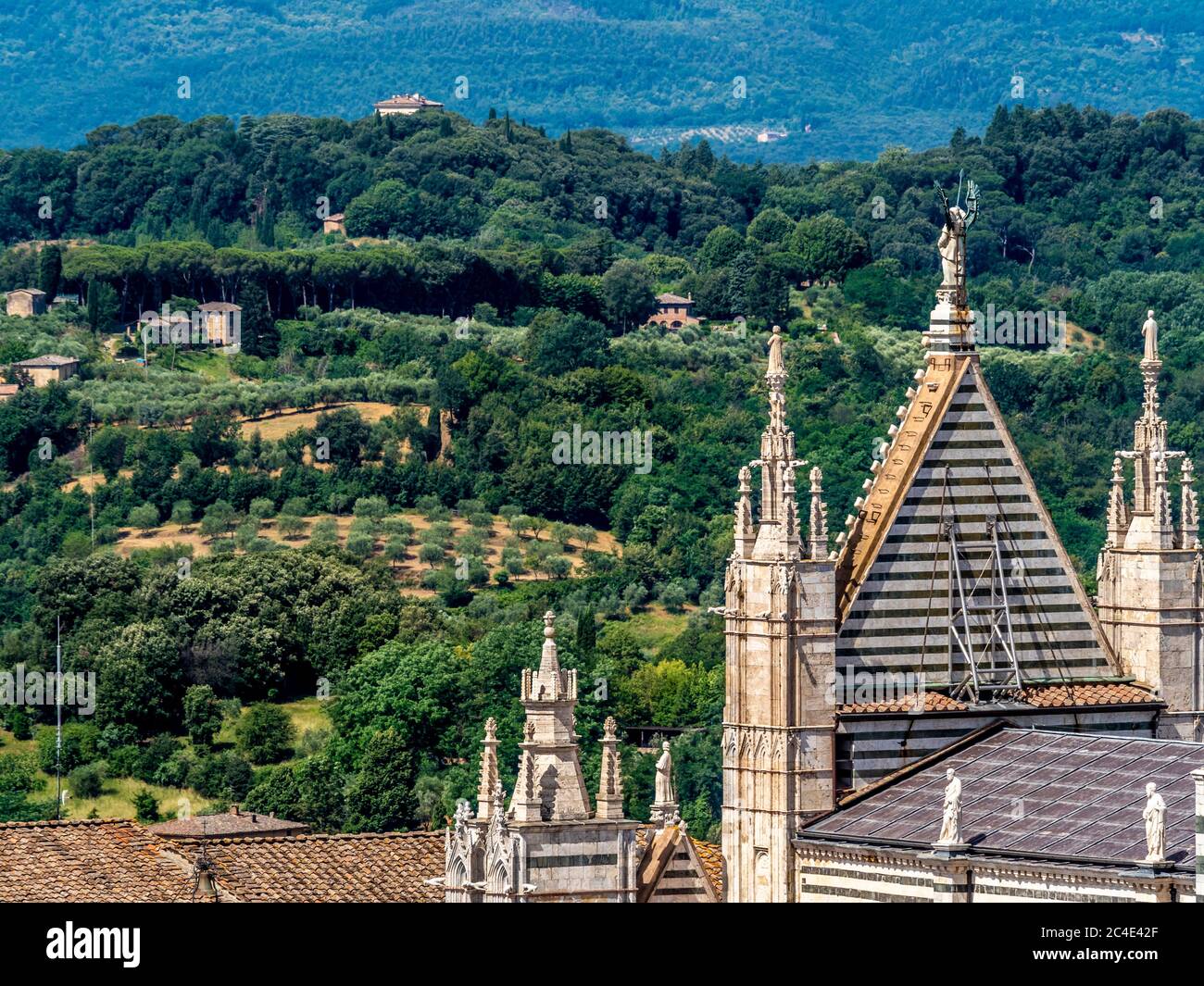 Rückansicht des Giebel der Westfront der Kathedrale von Siena mit Blick auf die toskanische Landschaft. Siena, Italien. Stockfoto