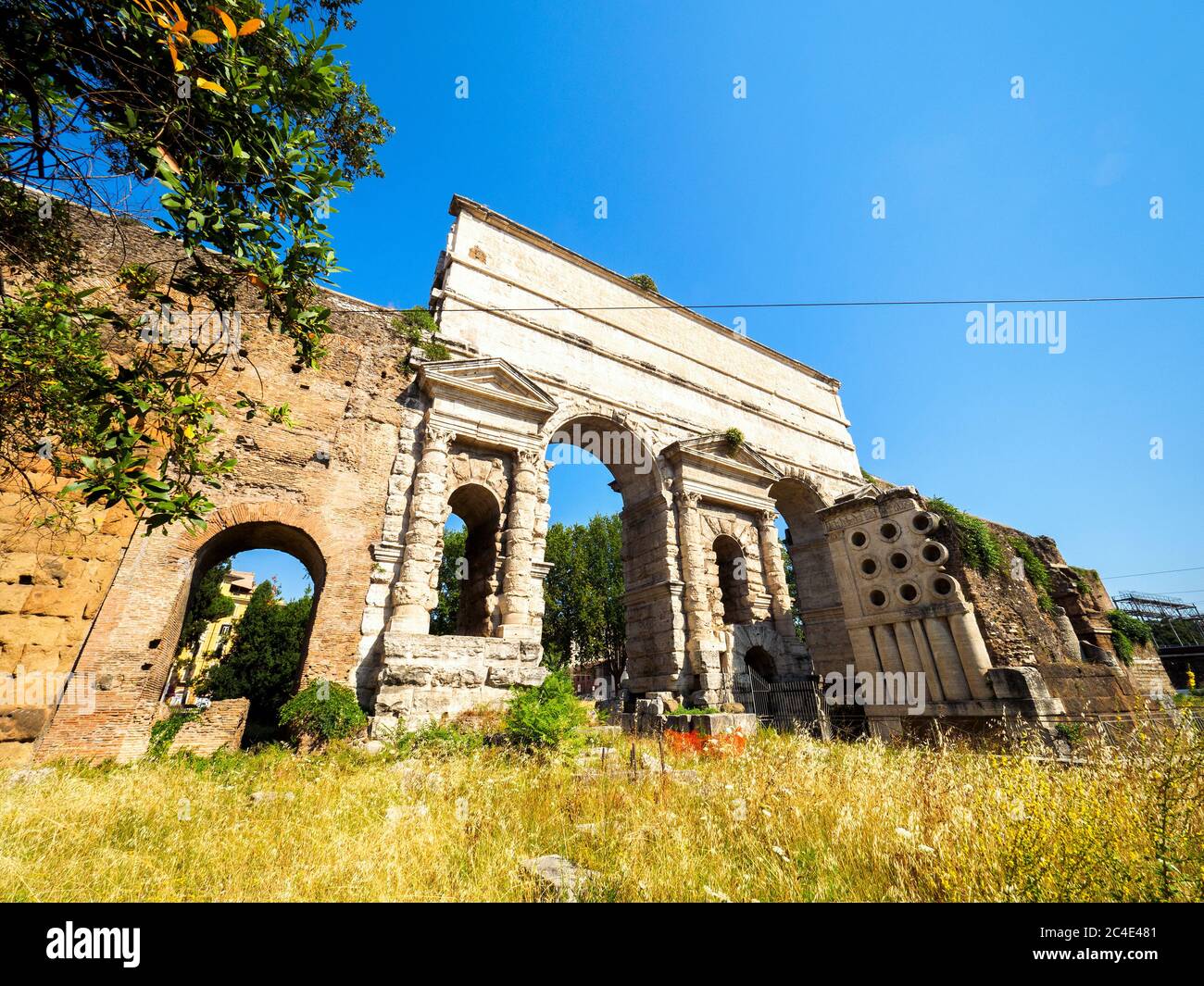 Porta Maggiore Tor in der Aurelianischen Mauer von Rom und das Grab von Marcus Vergilius Eurysaces der Bäcker - Rom, Italien Stockfoto