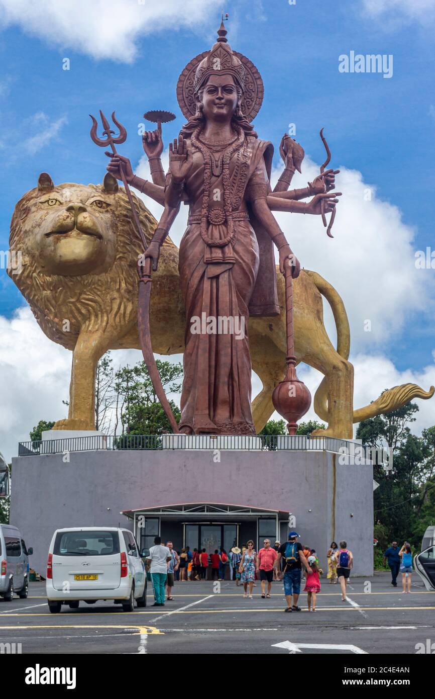 Mauritius, Januar 2020 - riesige Statue der hinduistischen Göttlichkeit Göttin Durga und ihr Löwe in Ganga Talao, Grand Bassin Stockfoto