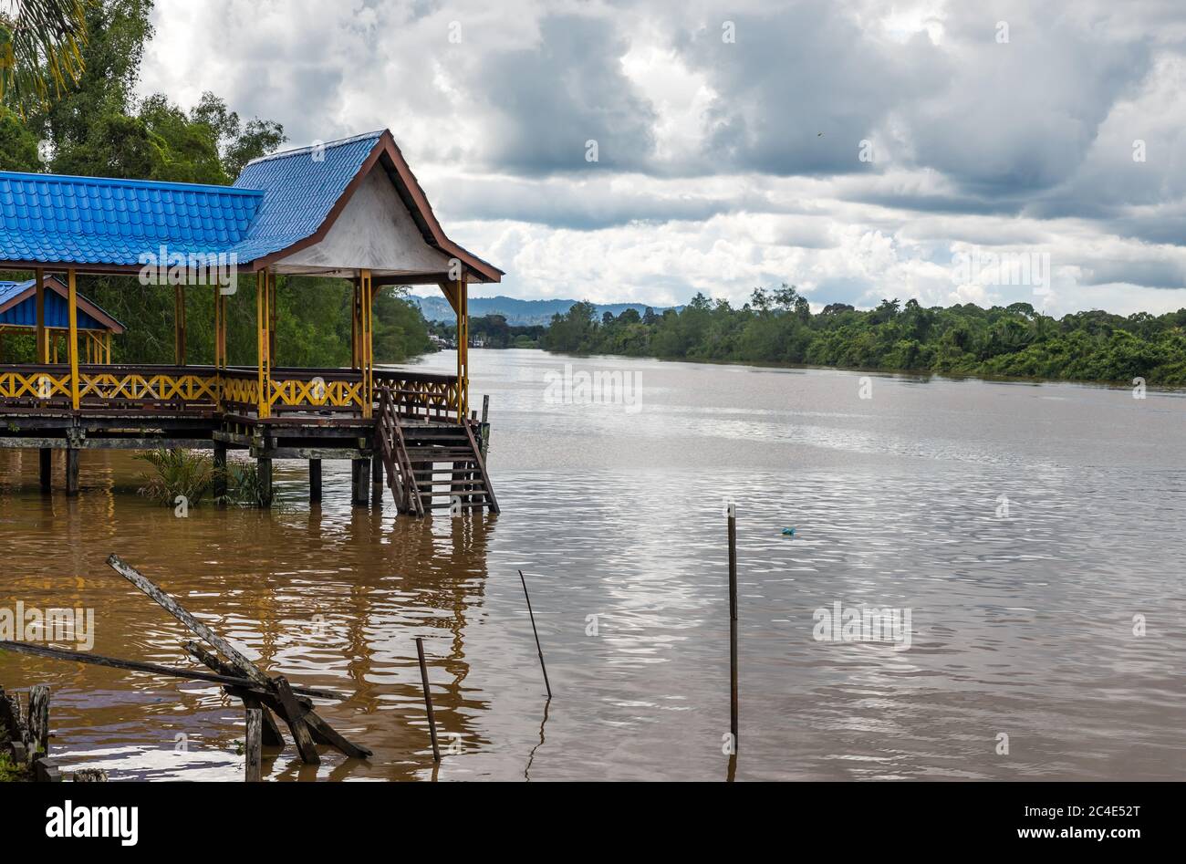 Limbang, Sarawak, Malaysia: Government Jetty und Belian Riverwall am Limbang River, in der Nähe der ehemaligen Residency, bekannt als "The Fort". Stockfoto