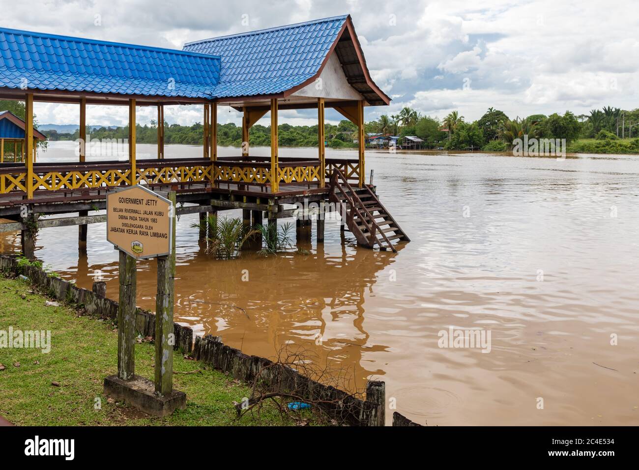 Limbang, Sarawak, Malaysia: Government Jetty und Belian Riverwall am Limbang River, in der Nähe der ehemaligen Residency, bekannt als "The Fort". Stockfoto