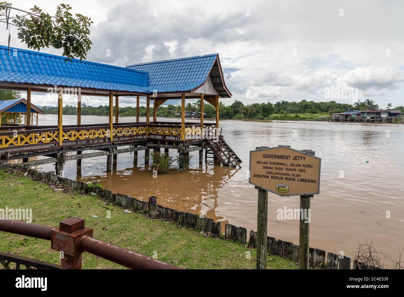 Limbang, Sarawak, Malaysia: Government Jetty und Belian Riverwall am Limbang River, in der Nähe der ehemaligen Residency, bekannt als "The Fort". Stockfoto