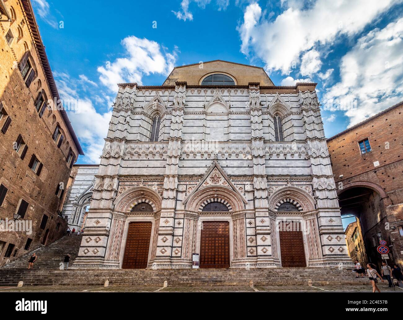 Außeneingang zum Baptisterium des Hl. Johannes, Teil der Kathedrale von Siena. Siena. Italien. Stockfoto
