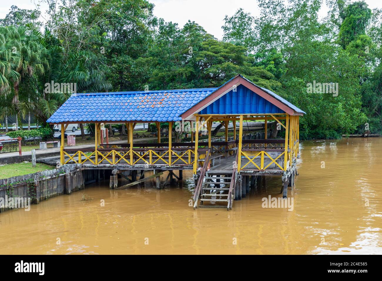 Limbang, Sarawak, Malaysia: Government Jetty und Belian Riverwall am Limbang River, in der Nähe der ehemaligen Residency, bekannt als "The Fort". Stockfoto